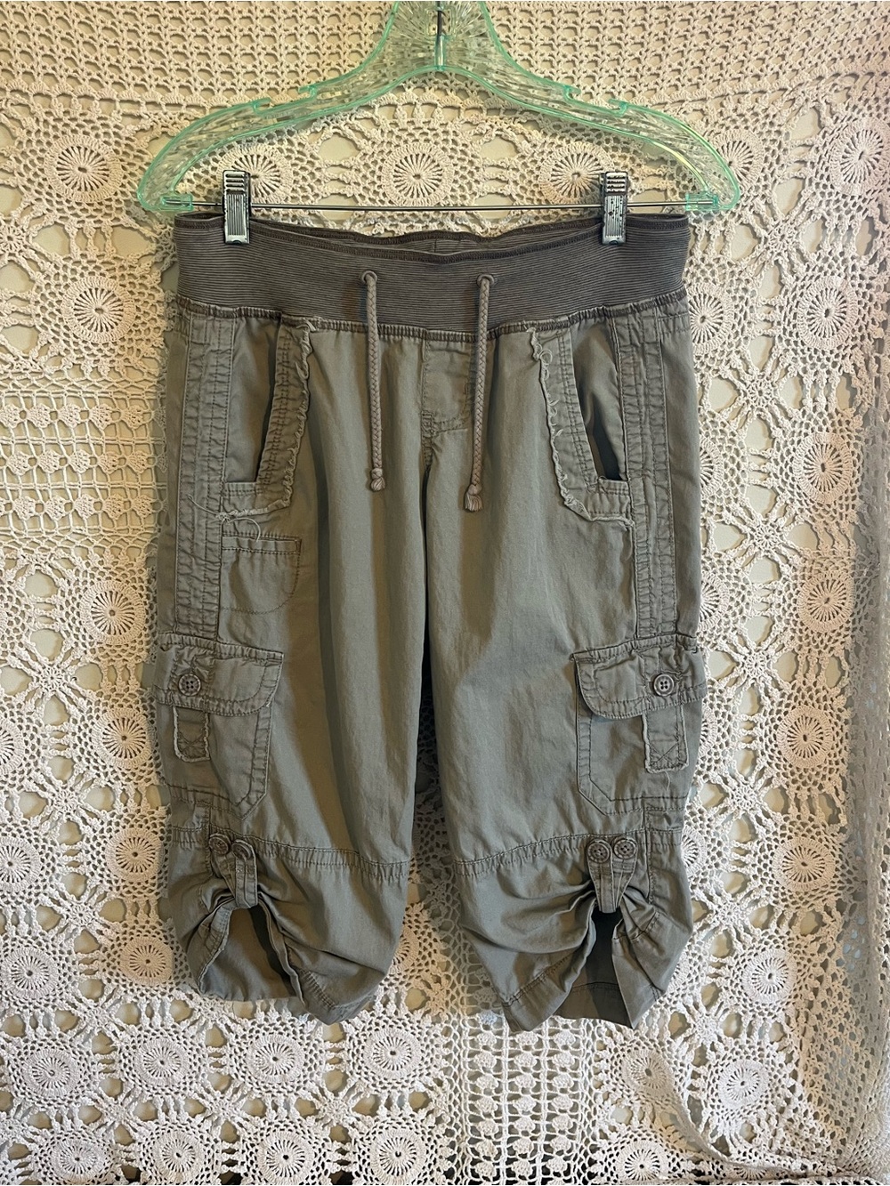 Union bay 27” size 1 khaki tan cargo capris utility Y2K pull on stretchy